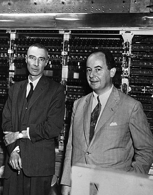 Oppenheimer y von Neumann con uno de los primeros ordenadores. 06 de octubre de 1952.