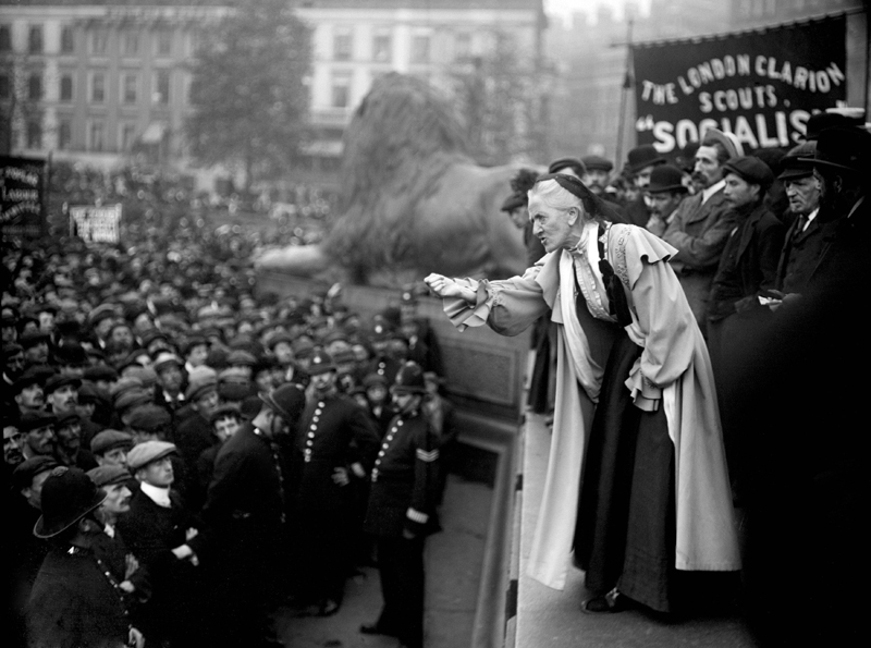 Charlotte Despard arengando a las masas en Trafalgar Square, 1910.
