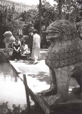 Izqda a dcha: Zenobia Camprubí, Isabel, Federico y Concha García Lorca. Granada, 1924.