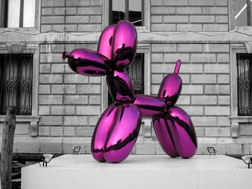 Balloon Dog, de Jeff Koons, delante del Palazzo Grassi