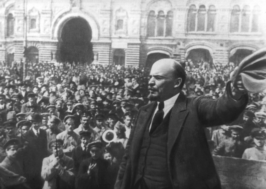 Lenin se dirige a las masas en la Plaza Roja de Moscú