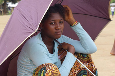 Esperando una ración gratis de comida en Freetown, 18 de octubre de 2014. El pánico producido por la epidemia ha producido movimientos de población, pánico y subida de precios alimenticios en la zona