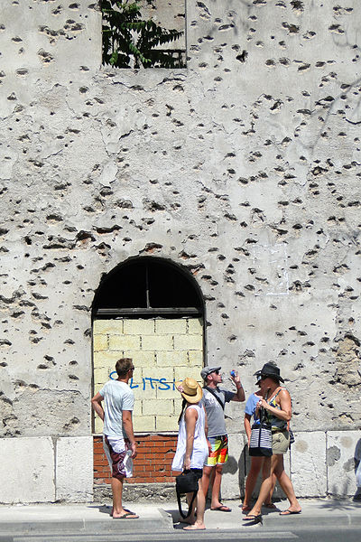 Turistas en las ruinas de Mostar.