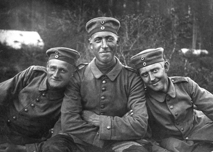 Tres soldados del ejército alemán posando ante la cámara