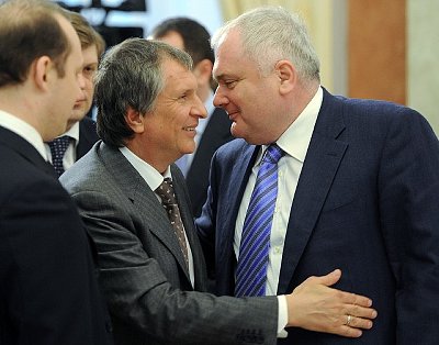 A la derecha, Matthias Warnig, antiguo agente de la Stasi, con el Viceprimer ministro Igor Sechin (San Petersburgo, marzo de 2012)