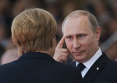 Putin, 6 de junio de 2014. De espaldas, Angela Merkel