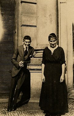 Franz Kafka con su hermana Ottla. Praga