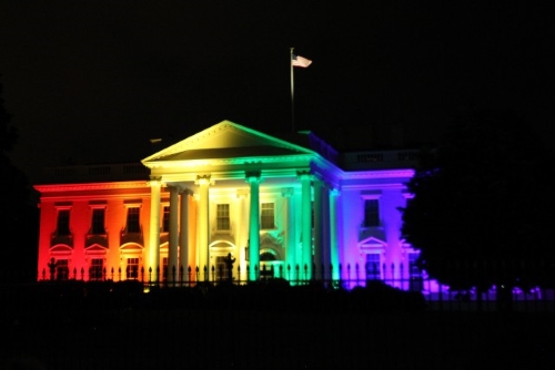 La Casa Blanca iluminada con los colores del arco iris