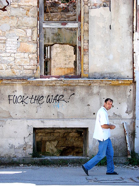 Muchos edificios de Mostar continúan en ruinas tras la guerra.