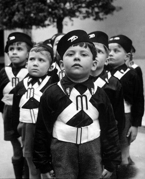 Niños italianos con el uniforme de la Ballilla, 1936.