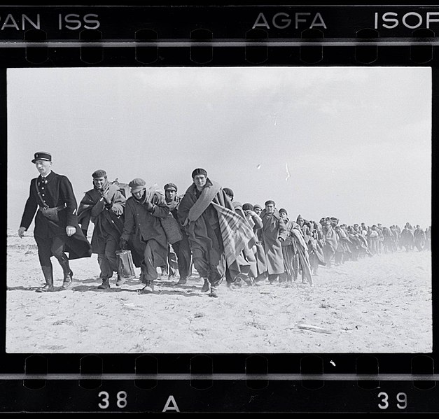 Refugiados dirigiéndose al Campo de internación francés para exiliados republicanos de Le Barcarès, 1939.