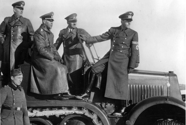 Speer (derecha) junto a Hitler (centro) en abril de 1943.