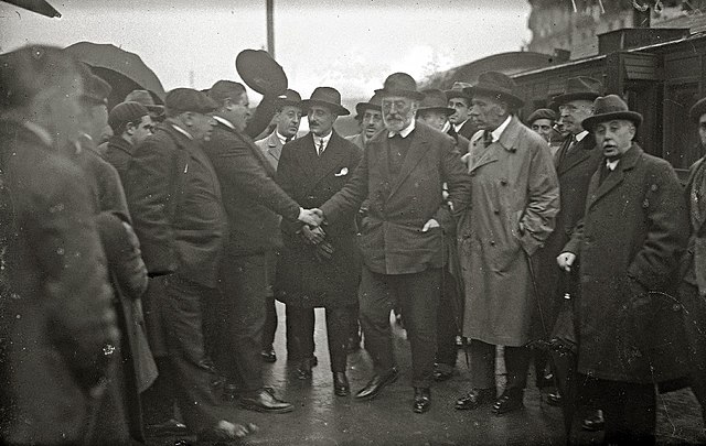 Recibimiento del escritor por distintas personalidades en la estación de Irún, 1924.