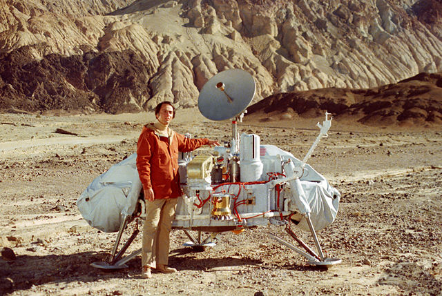 Sagan junto a una maqueta de las sondas Viking.