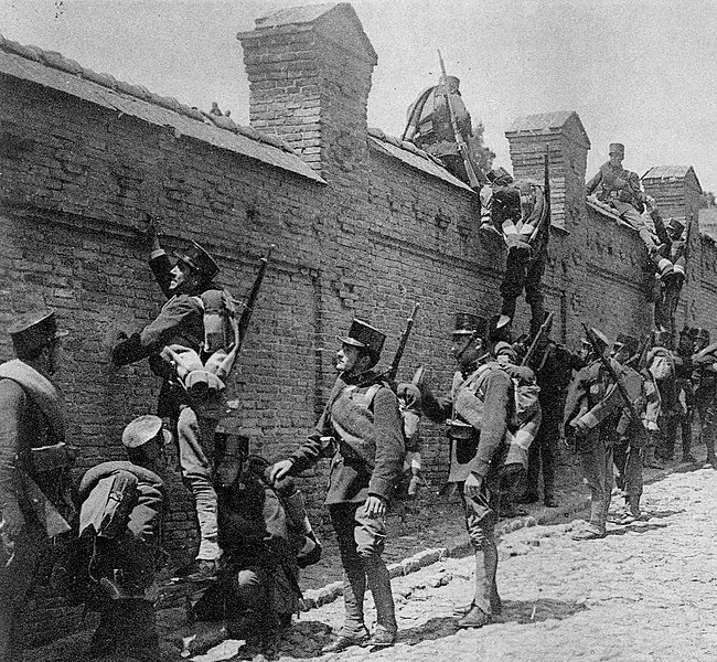 Soldados del Ejército Español escalando un muro en época de la Guerra del Rif.
