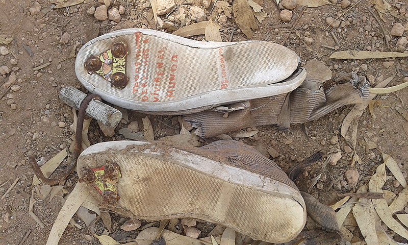 Zapatillas con clavos y garfio que se usan para saltar las vallas de Ceuta y Melilla.