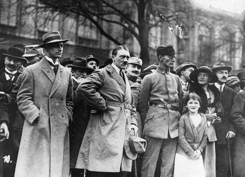 Adolf Hitler, Alfred Rosenberg y el Dr. Friedrich Weber durante el Putsch de Múnich