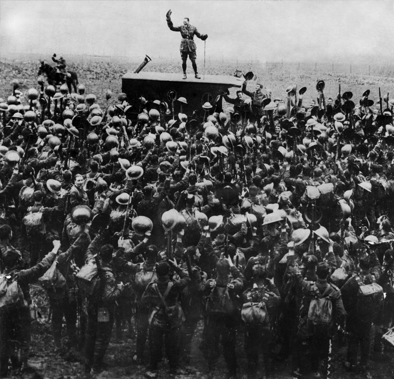 Tropas inglesas celebrando la firma del armisticio en 1919