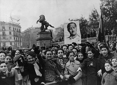 El pueblo de Barcelona recibe la entrada de las tropas franquistas en 1939