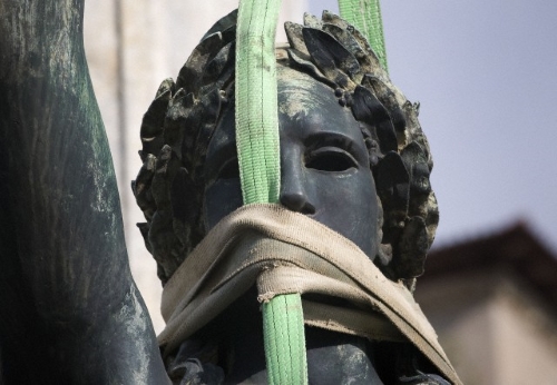 Barcelona retira el último símbolo franquista, la Estatua de la Victoria