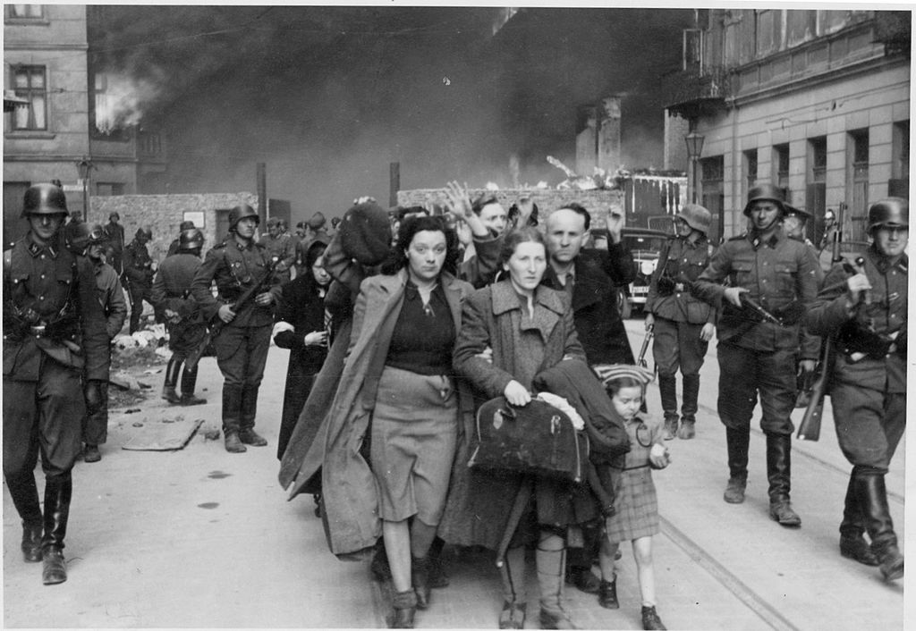 Judíos capturados para ser deportados. Gueto de Varsovia, 1943.