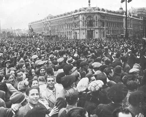 Celebración del Frente Popular en la Plaza Cibeles de Madrid tras su ascenso al poder