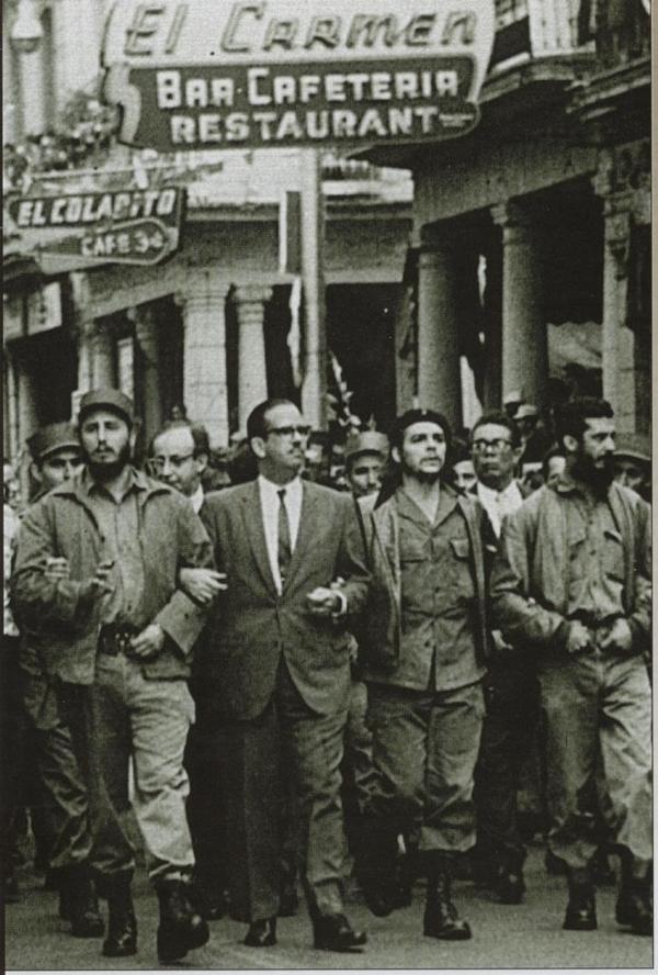 Castro y Guevara, ya en el gobierno, en una marcha en La Habana, 1959.