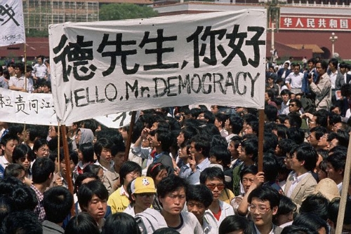 Estudiantes chinos se manifiestan en la Plaza de Tiananmén, 4 de mayo de 1989