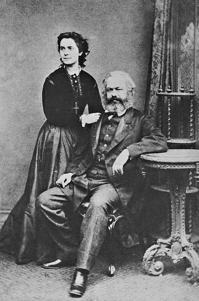 Karl Marx acompañado de su hija, Jenny.