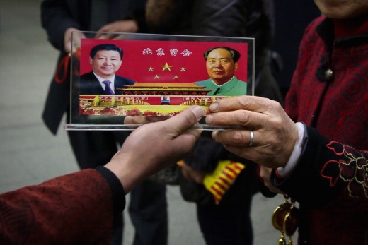 Recuerdo vendido durante el Congreso del Partido Comunista Chino con fotos del presidente chino Xi Jinping y Mao Zedong, 2013