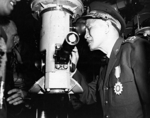 Chiang Kai-shek observa el destructor estadounidense Hollister a través del periscopio