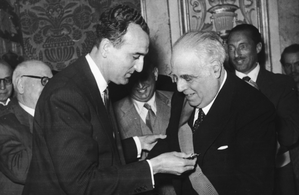  Eugenio d'Ors recibe la Gran Cruz de Alfonso X El Sabio de manos del ministro de Educación, Joaquín Ruiz-Giménez