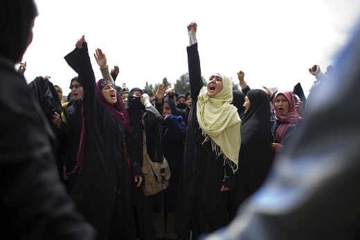 Mujeres afganas protestan contra la nueva Ley de Familia. Entre las disposiciones de la ley se encuentra que una esposa está obligada a cumplir los deseos sexuales de su esposo