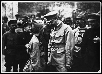 Trotski habla con un niño. 1925
