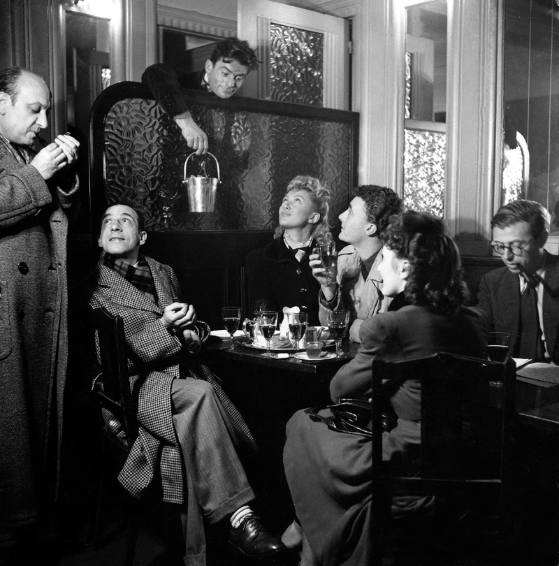 Sartre trabajando en el café le Flore. París, 1943.