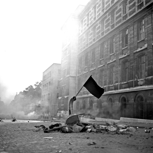 Una bandera negra en la Rue Saint Jacques después de una revuelta estudiantil en junio de 1968