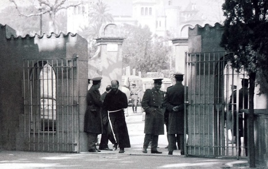 La Policia custodia la puerta de entrada del Convento de los capuchinos de Sarriá