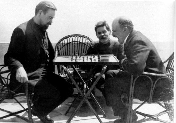 Lenin, jugando al ajedrez con Bogdanov y Gorki