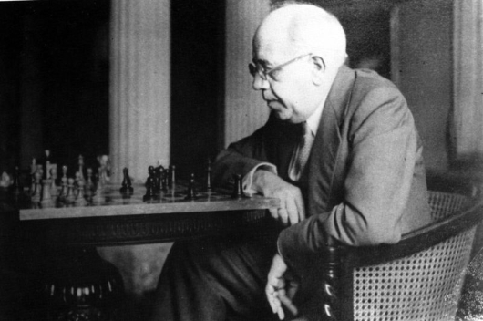 Manuel Azaña jugando una partida de ajedrez