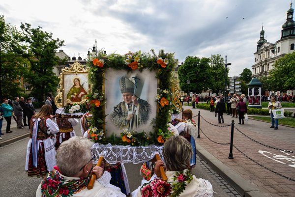 Mujeres polacas sacan en procesión una imagen del Papa Juan Pablo II. Cracovia, 2019.