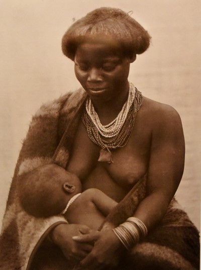 Mujer pedi dando el pecho, ca. 1900.