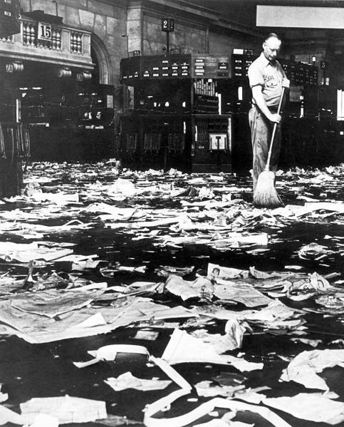 Limpiador barriendo el suelo después del crac de Wall Street, 1929.