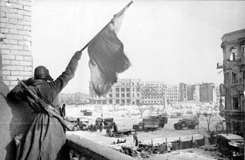 Un soldado agita la bandera soviética en la plaza central de Stalingrado en 1943
