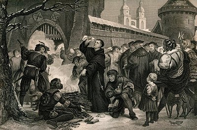 Martín Lutero quema la bula del Papa Leon X
