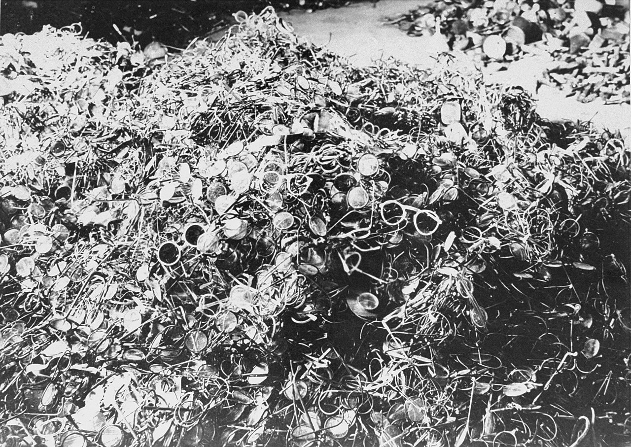 Objetos personales requisados a los prisioneros de los campos de concentración. Auschwitz, 1945.