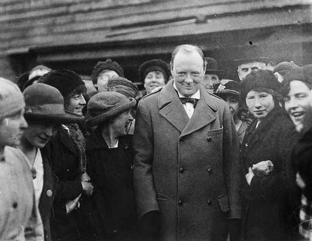 Churchill rodeado de trabajadoras de una fábrica de munición, 1918.