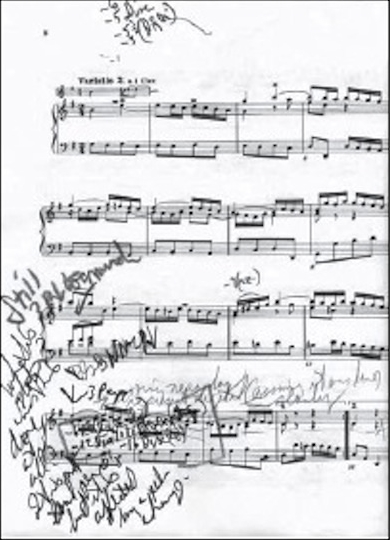 Partitura de Bach anotada por Gould