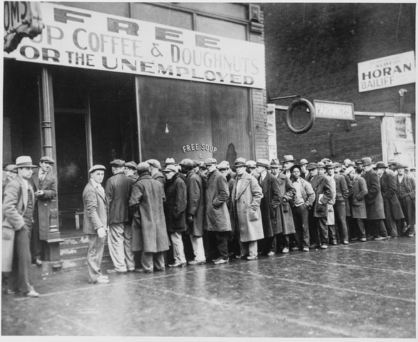 Largas colas frente a un comedor social abierto por Al Capone en Chicago.