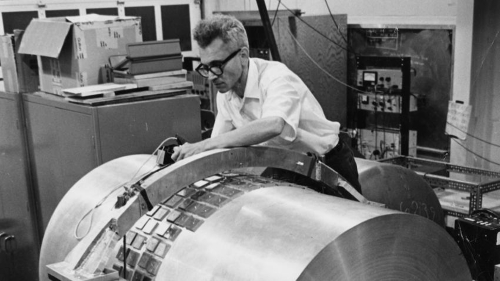 Joseph Weber y uno de sus detectores de ondas gravitacionales
