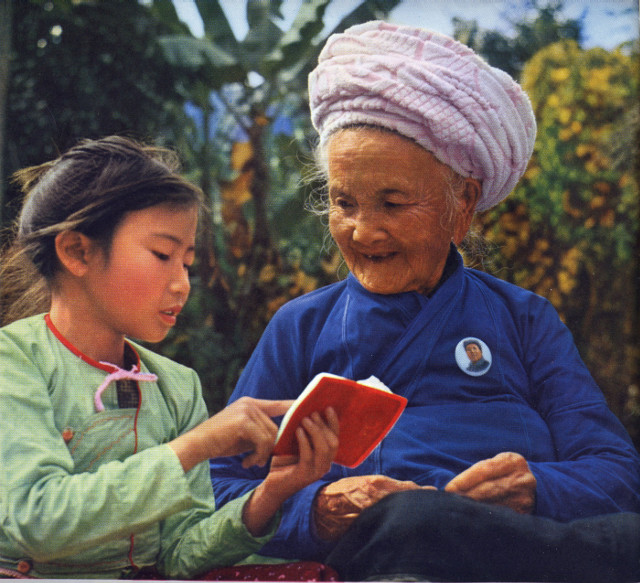 Una comunera lee el Libro Rojo de Mao a su tataranieta, 1970